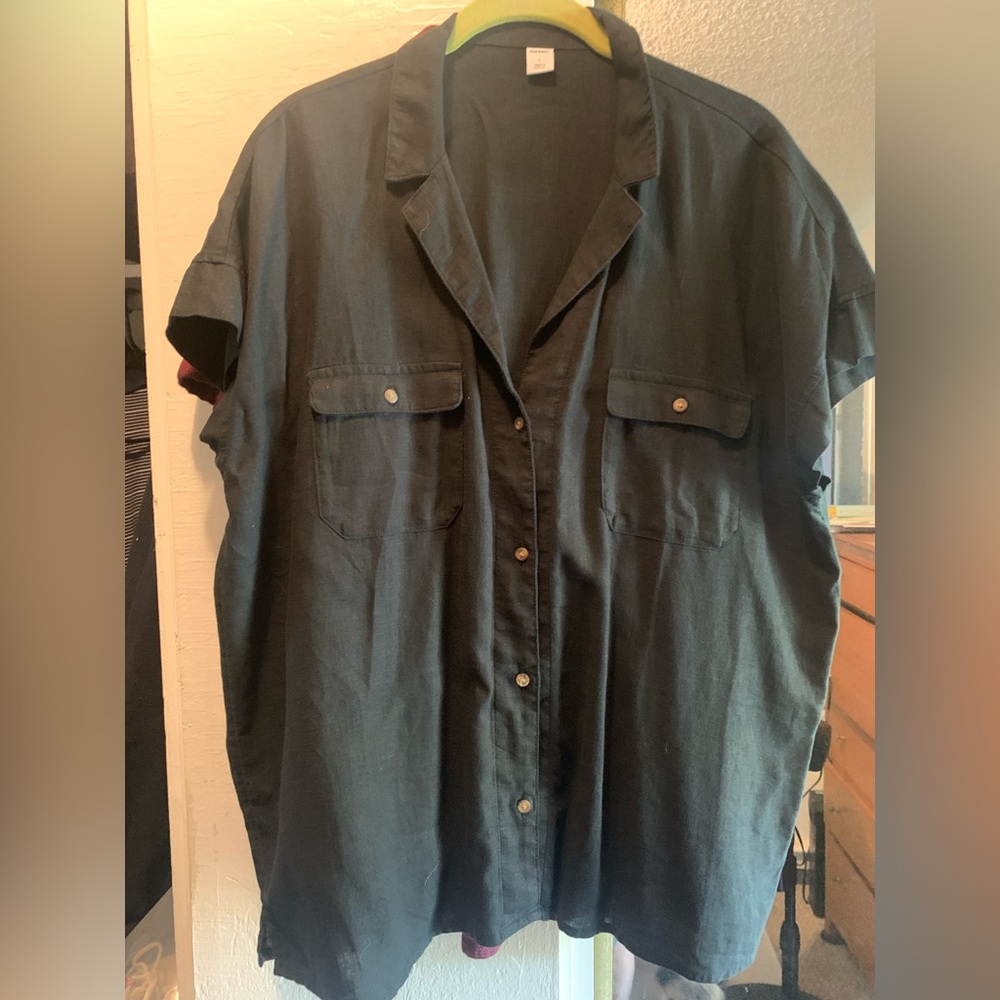 Old Navy short sleeve black shirt. Large.